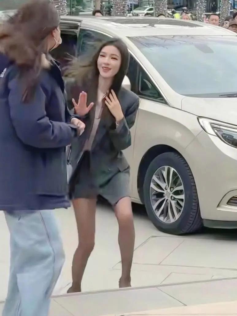 张予曦在北京被偶遇，她的腿又长又细，身材高挑穿花高跟鞋好美