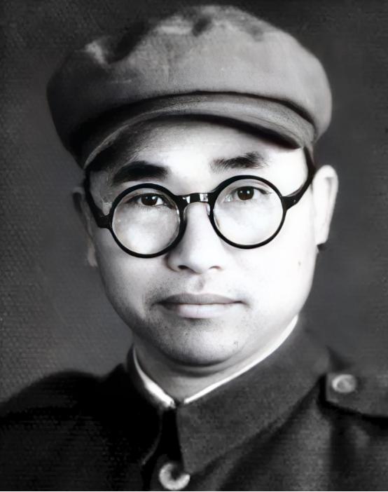 1942年春，晋察冀军区司令部开会时，院内突然响起枪声。聂荣臻冲出门，看见自己缴