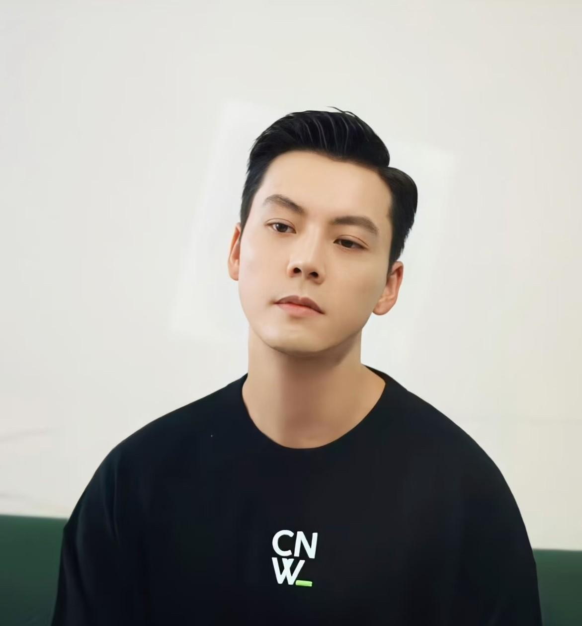 陈伟霆挺让人意外的不仅仅是因为他和baby恋爱多年更重要的是他在“许我耀眼