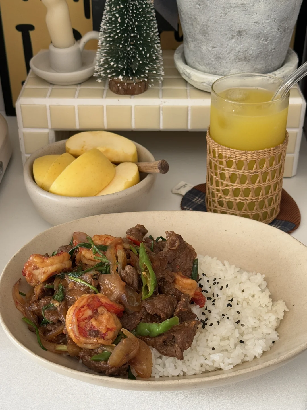 午餐一人食｜一口沦陷的牛肉炒虾仁盖饭😋