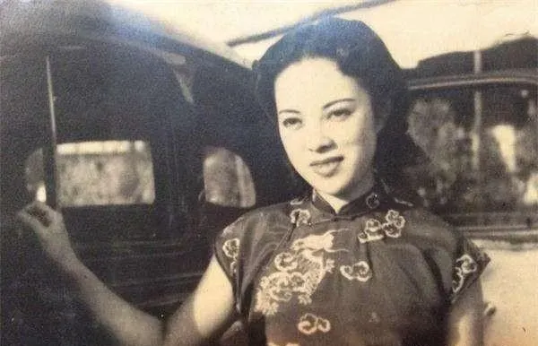 1942年，在天津，大汉奸刘四姐作恶多端杀人无数。这一天，几个日本人找到刘四姐，