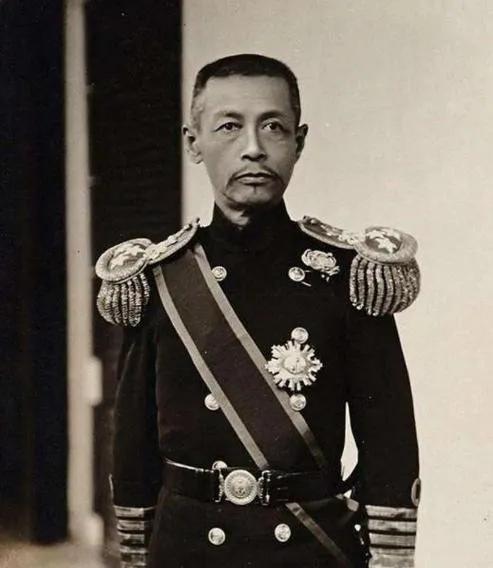 1951年，93岁高龄的前清朝海军总司令萨镇冰在得知志愿军成功击退美军并进攻韩国