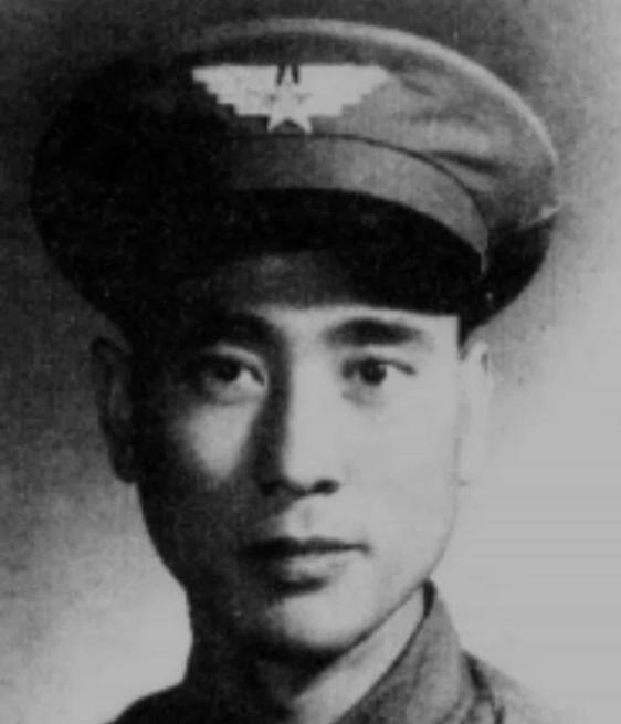 1949年，一架运输机在解放区迫降，飞行员主动向解放军表明起义身份，还指了指舱门