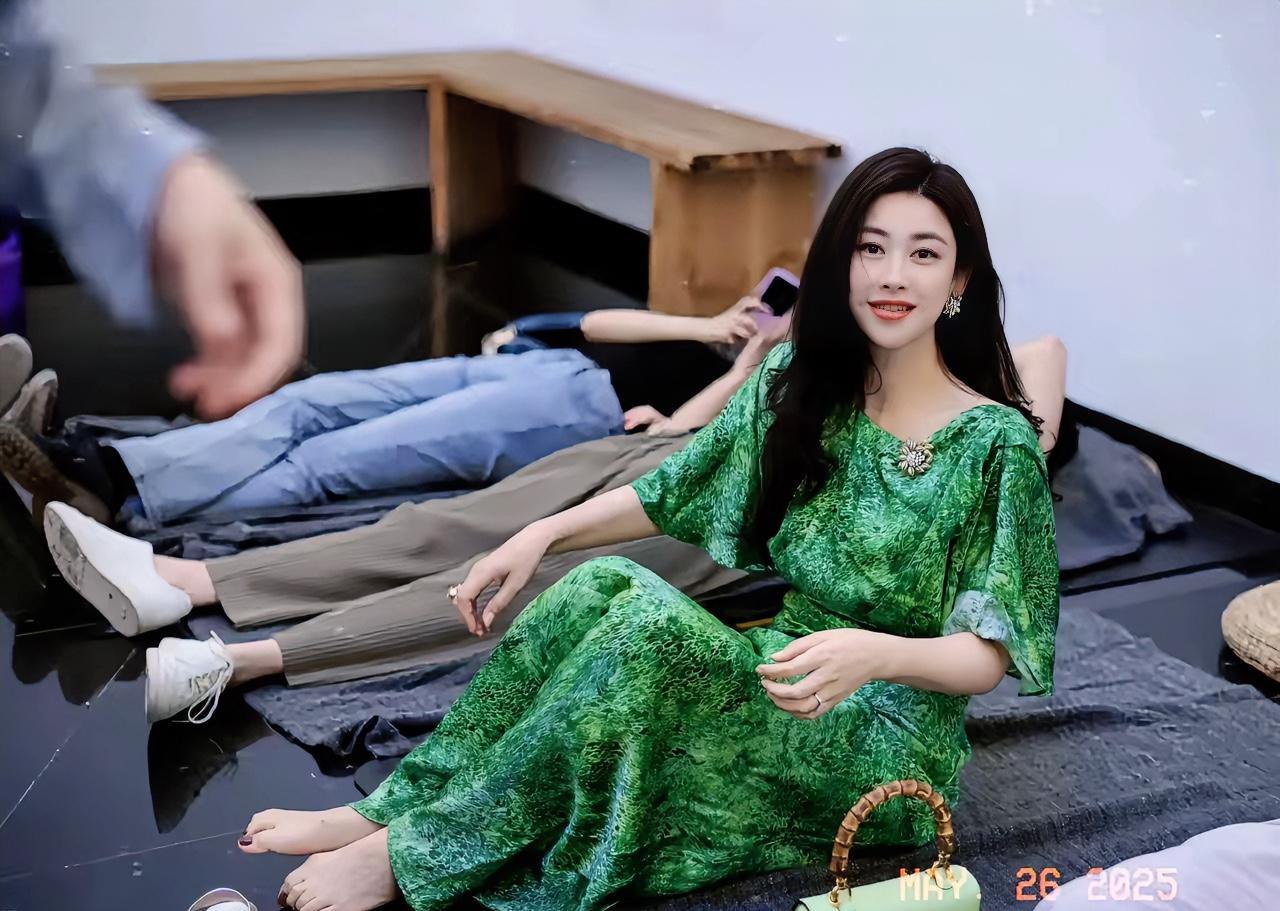 朱珠，166cm，优雅的绿色长裙