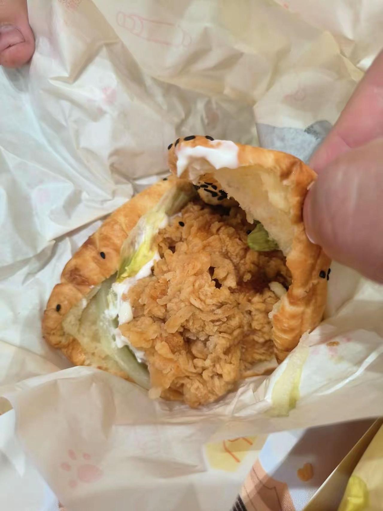 😋口味：带孩子来吃。主要是看中了他家的汉堡坯是现打的，而且更像是那种酥皮烧饼。