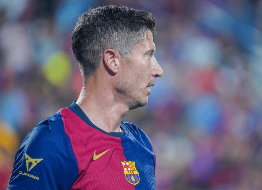 欧洲转会新闻发布会！★退居二线！莱万热切盼望能够继续留在巴萨效力，但巴萨明夏