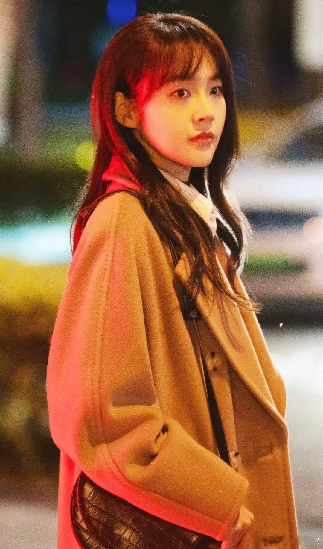 张佳宁的每一个眼神和动作都透露着细腻的情感，她用心去塑造每一个角色，以细致入微的