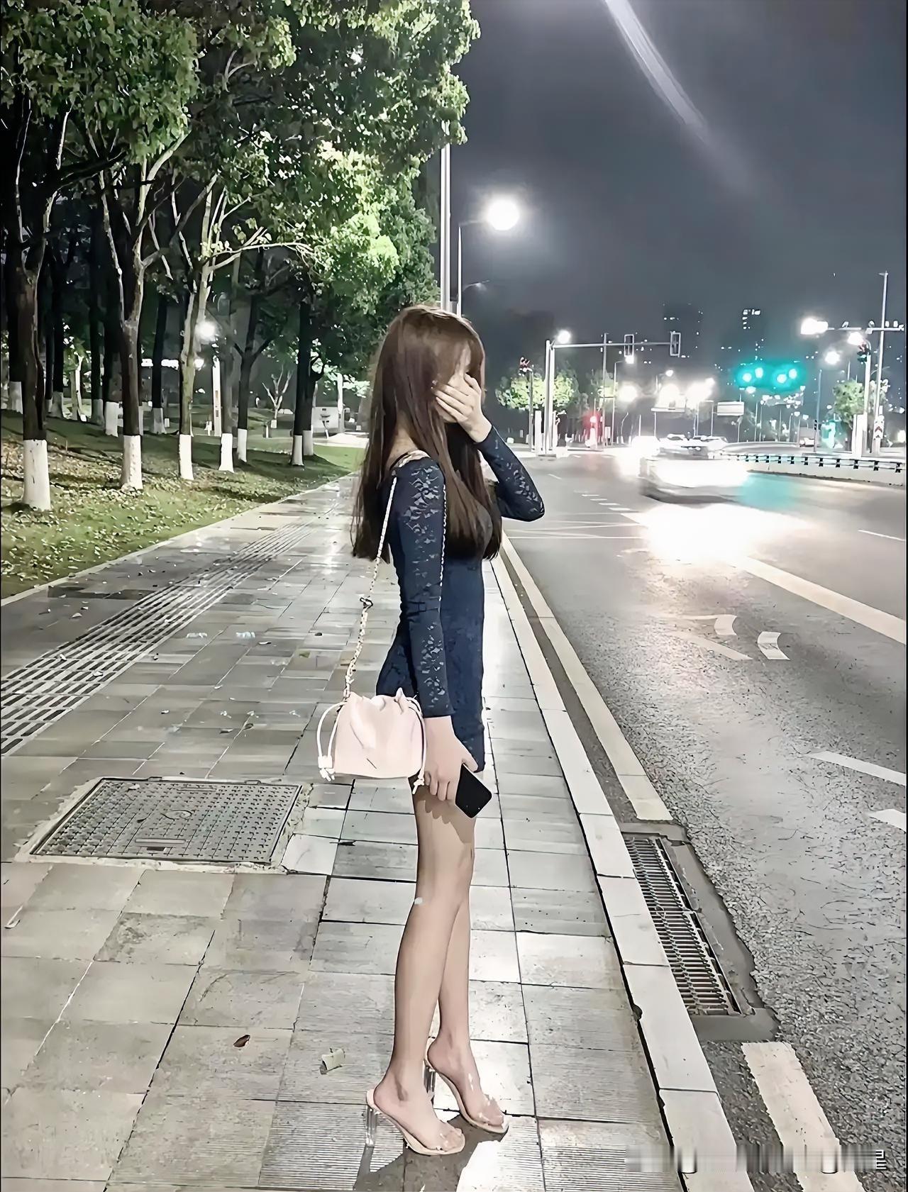 傍晚，开车下班遇到这一幕…女孩站在路边等车，我该载她一程不？下班路上的景色在