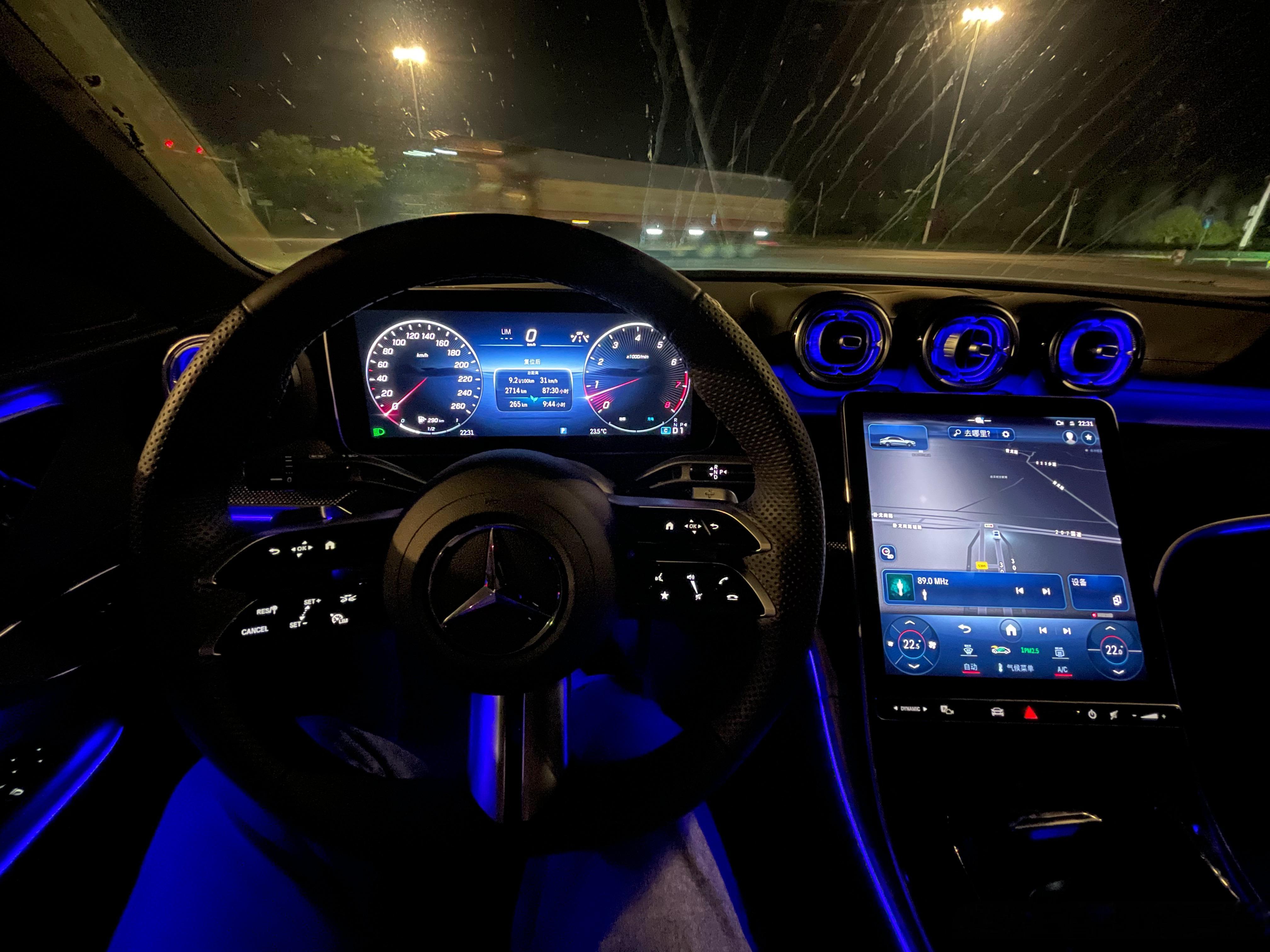 又加班到半夜不得不说，奔驰的内饰确实有一套看着就高级[比心][比心]​​​