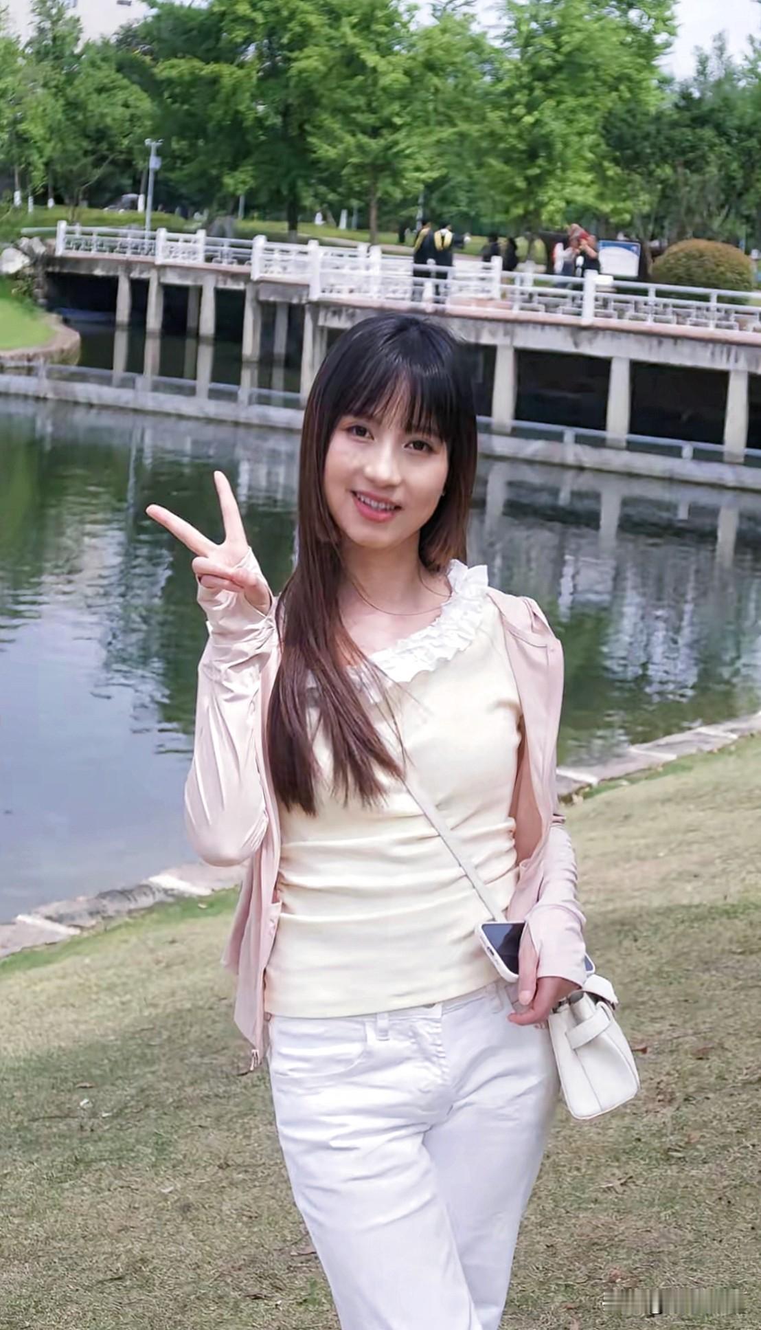浅色系穿搭逛湖边，和晚风碰面，在自然烟火里，做无忧无虑的自己。分享一下你随手拍下