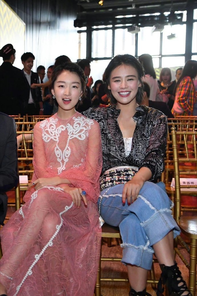 周冬雨马思纯笑起来好明媚好好看，简单的妆容也能这么有内涵，马思纯穿着牛仔裤太放松