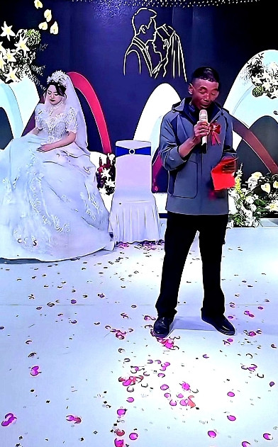 出丑了！谁让新郎父亲出的丑！尴尬，太尴尬了。儿子婚礼舞台上，父亲讲话