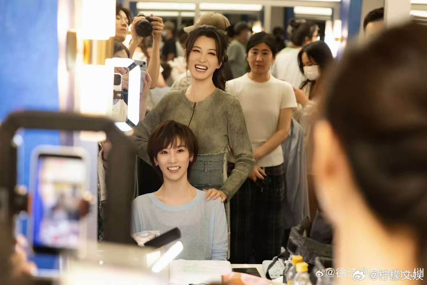 徐洁儿浪姐团宠乘风姐姐们对徐洁儿生理性喜欢徐洁儿真的是浪姐团宠来的，看得出姐姐