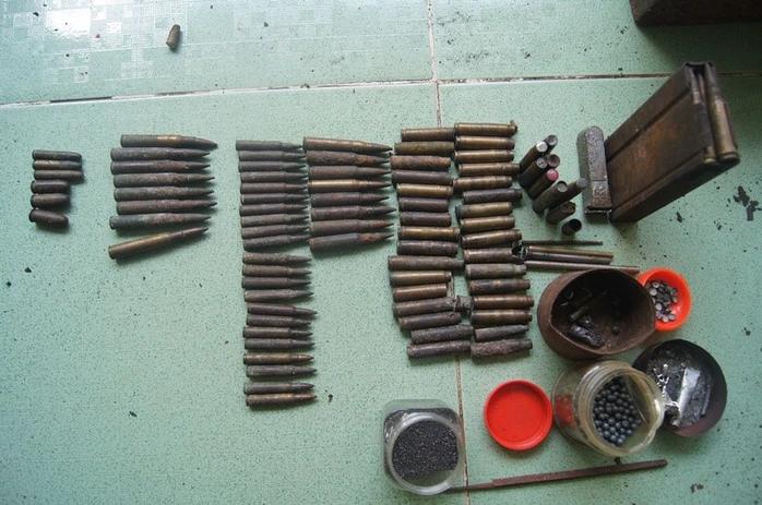 越南平阳省警方称，嫌疑人的家中发现非法存放军用枪支、数百发子弹和TNT炸药。警