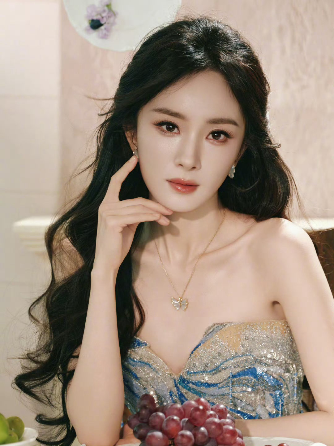 杨幂同时上身两套高定杨幂海蓝高定幂姐鲨疯了！一身海蓝高定清冷又贵气，两套造型切