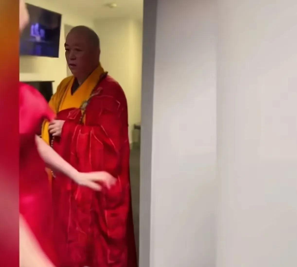 这眼神已经暴露了他的喜好，开心一笑证明暗号已经对上了，看那小眼神随着美女的移