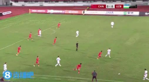 蒯纪闻制造中国队最有威胁的一次进攻！传中！对手险些乌龙！下半场，汪仕钦又成焦点