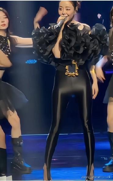 哈哈安又琪这裤子把我笑醒了！这叫“踩指裤”吧？我妈作证：当年健美裤踩两边，现在直