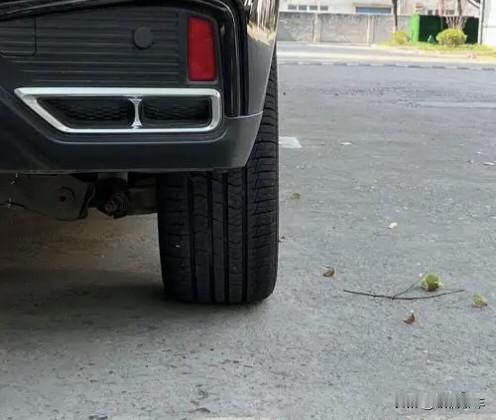 很多人发现自己的车后轮外八，觉得不正常，倾角不对，认为厂家没有设计好有问题，这种