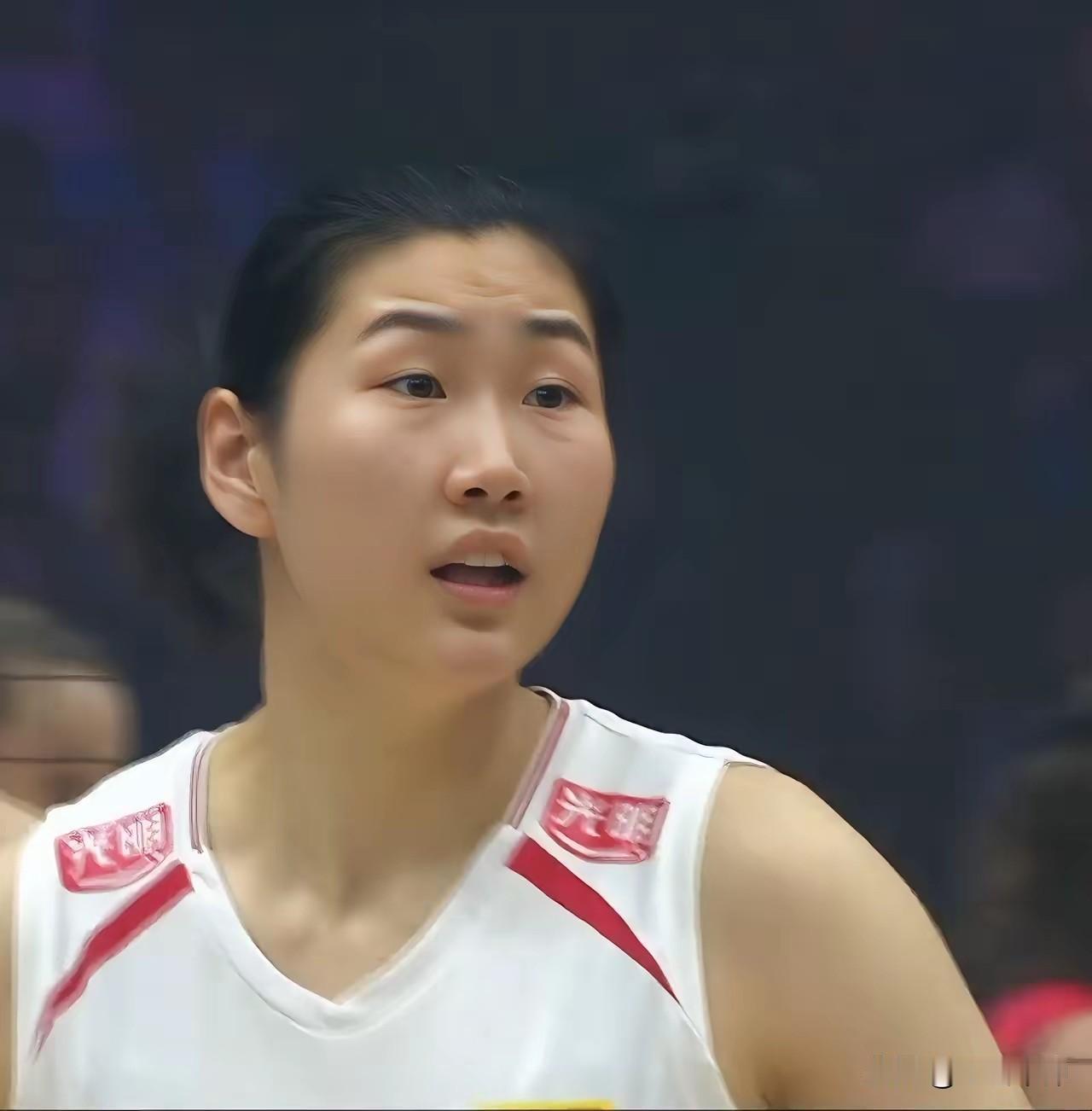 李晨瑄代表国家队第一次首发赛后被评及格很不简单！7日晚世联赛南京站收官之战，中国