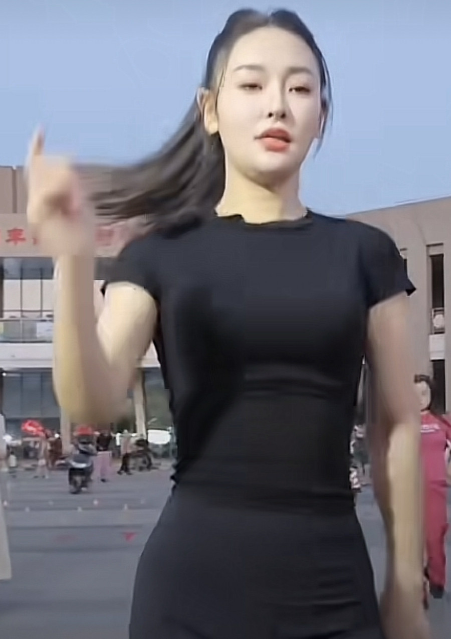 美女这软弱的身材，跳出的舞姿真美啊。