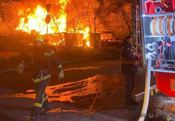 当地时间2026年4月15日深夜到4月16日凌晨，俄军发射了20多枚导弹和400