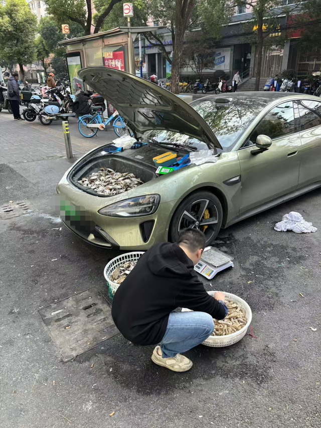 小米的前备箱还能这么用早晨出门偶遇，小米车主把su7的前备箱里装满了梭子蟹在路