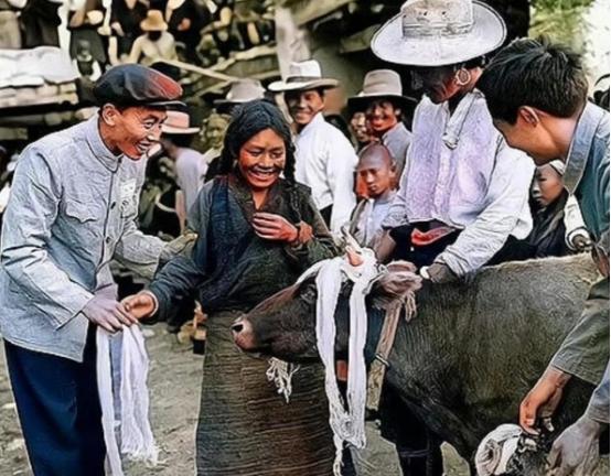 🌛1959年，西藏堆龙德庆县南岗村，一位年轻的农奴姑娘赤着脚，身上穿着破旧