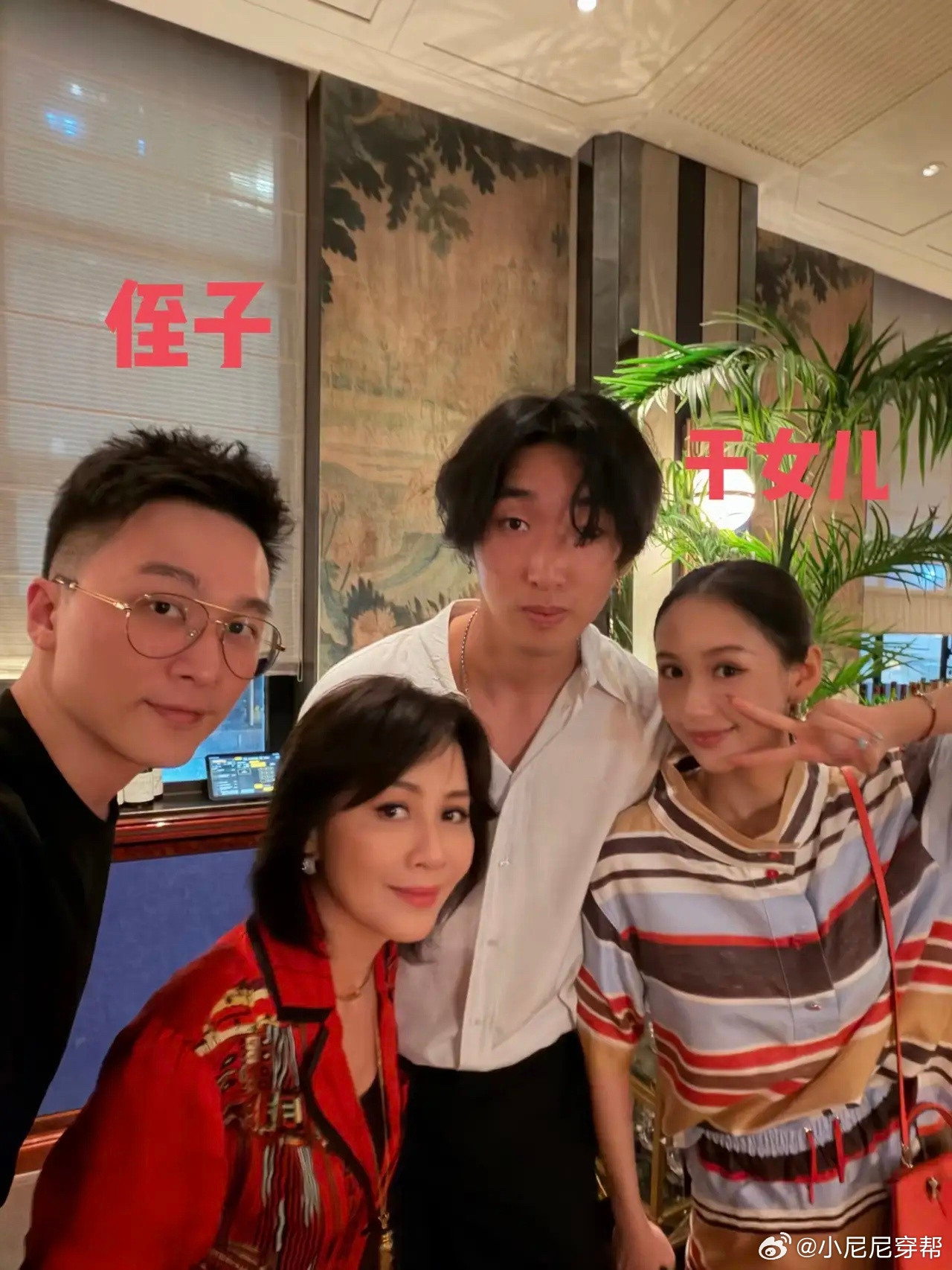 61岁刘嘉玲和侄子、干女儿聚餐，她的状态真好，身材苗条，皮肉紧致，气色太好了，整