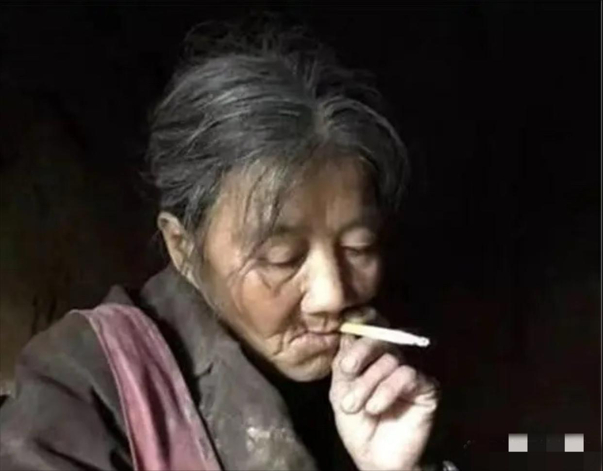 甘肃荒郊一处坍塌的废弃窑洞里，住着六十岁的流浪老妇张素英。附近村民本以为她是个脏