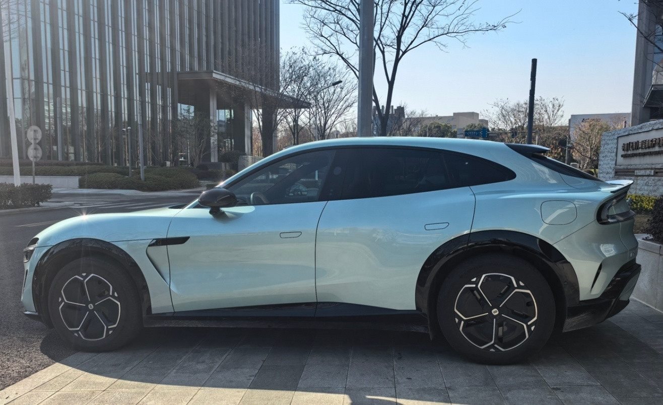 搞了台小米YU7开，先说几个我喜欢的小细节：1、颜值这块就不班门弄斧了，懂的