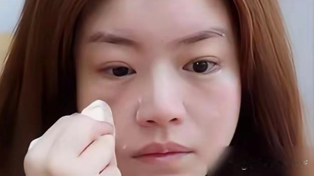 《我家那闺女》里有个画面，看得我倒吸凉气。儿子在旁边大口吃饭，陈妍希却一口菜不夹