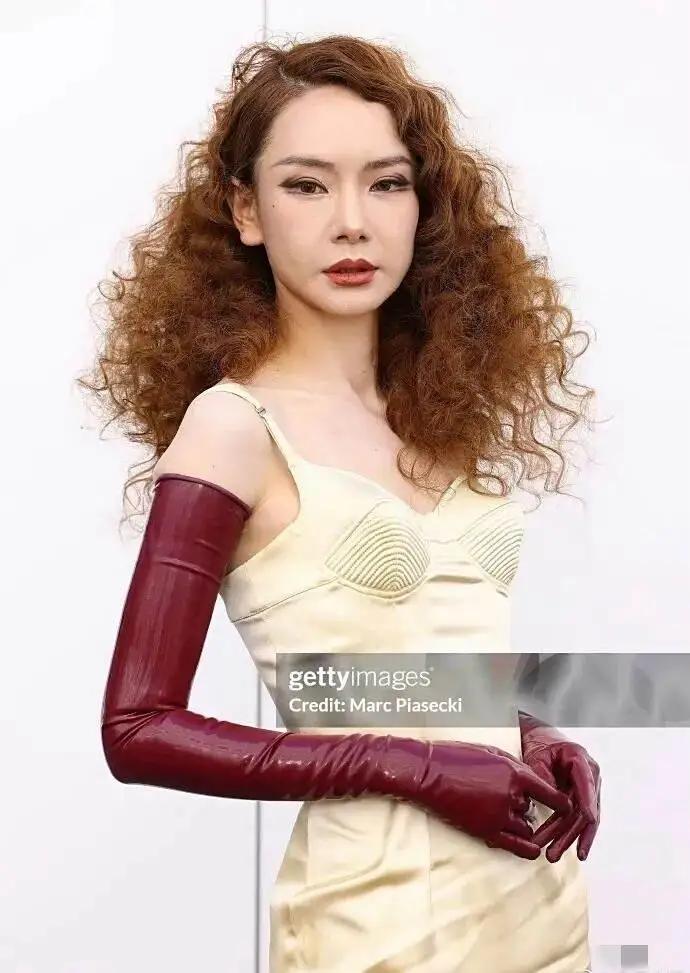 戚薇那些医美都做到哪里去了？G社这是高度还原了戚薇的真实样貌，还是真的把戚薇拍丑