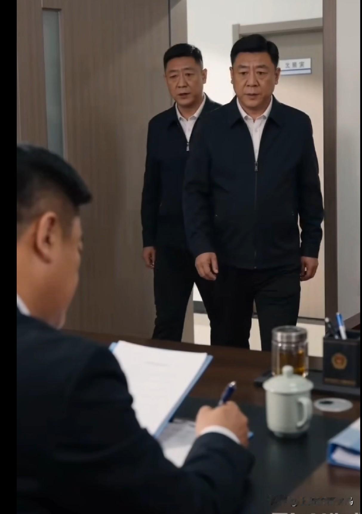 近日喜讯传开来，拍手称快笑颜开。当年跨省去拿人，如今被请把茶喝。此茶哪是寻