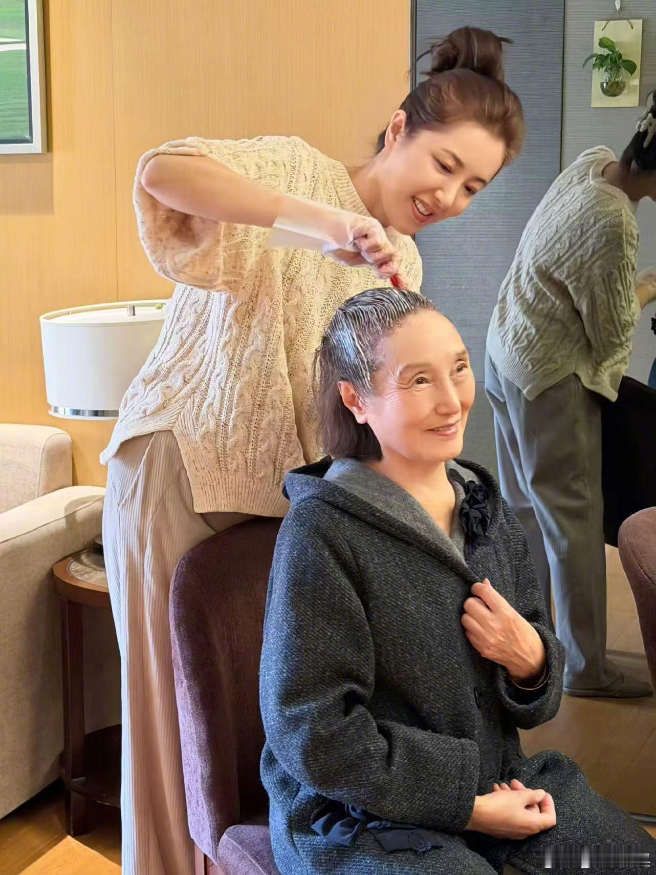 曾黎给76岁妈妈染头春节最治愈的温情画面！曾黎在家为76岁妈妈细心染发，温柔又