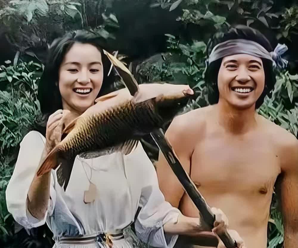 这张照片拍下了林青霞和秦汉的开心时刻。林青霞穿着浅色连衣裙，看着特别活泼；秦汉没