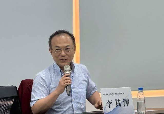 台湾彰化师范大学副教授李其泽提了四条建议：第一，统一后过渡期解放军先不进驻台湾；
