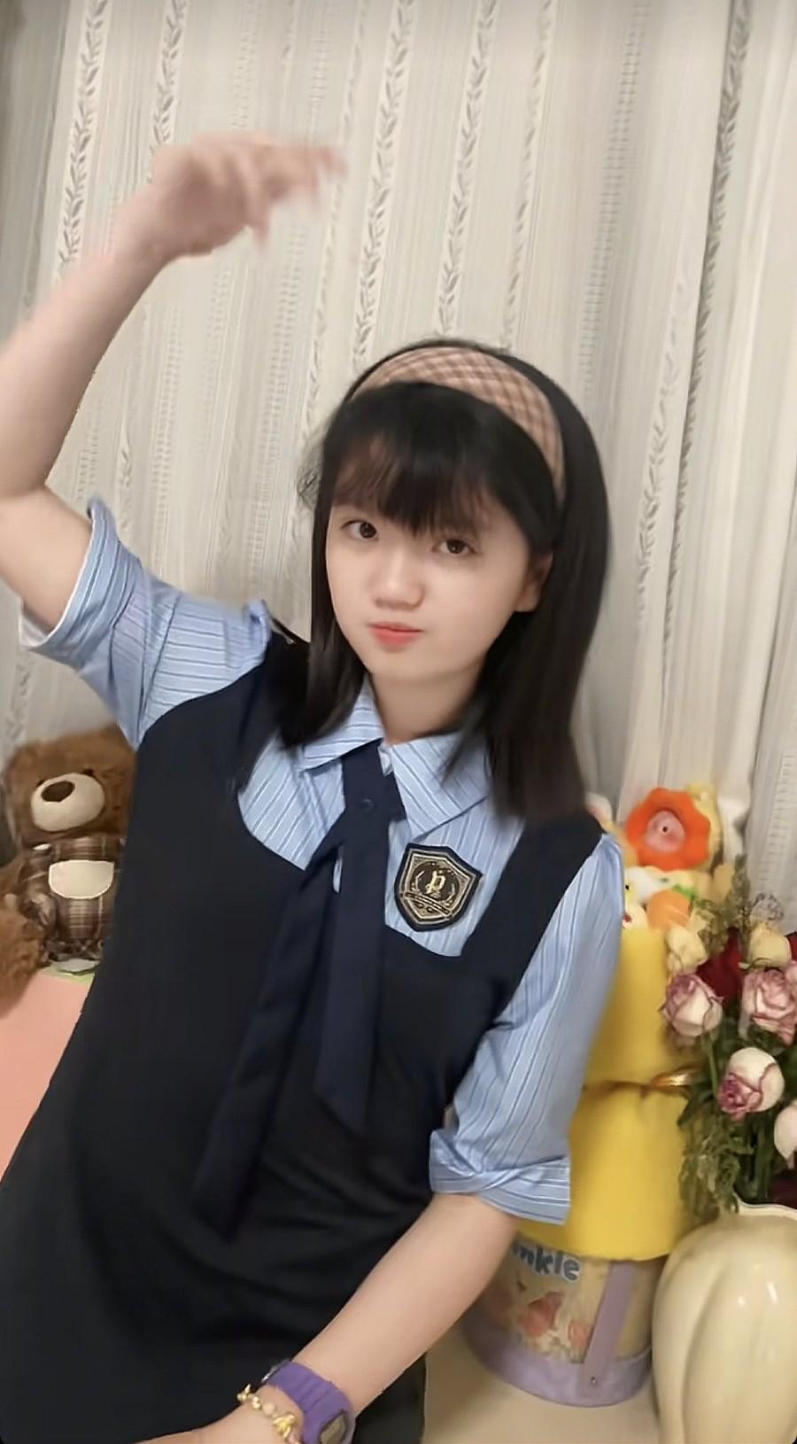 10月4日，阿拉蕾崔雅涵晒出自己14岁生日的照片，她果然已经长大了，个子高，五官
