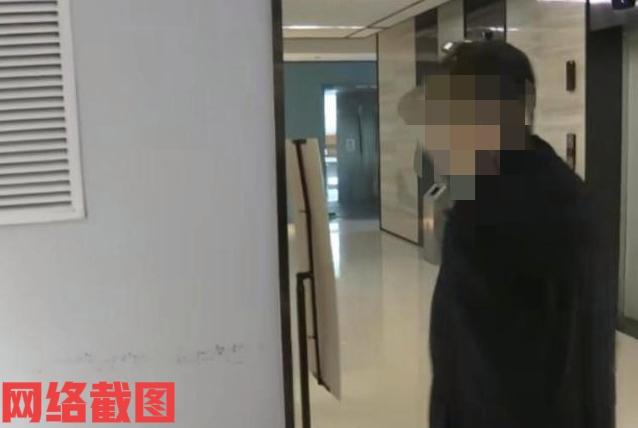 重庆有男子带老母亲与孩子住进一家酒店。本来正常住酒店付房费天经地义，但男子一