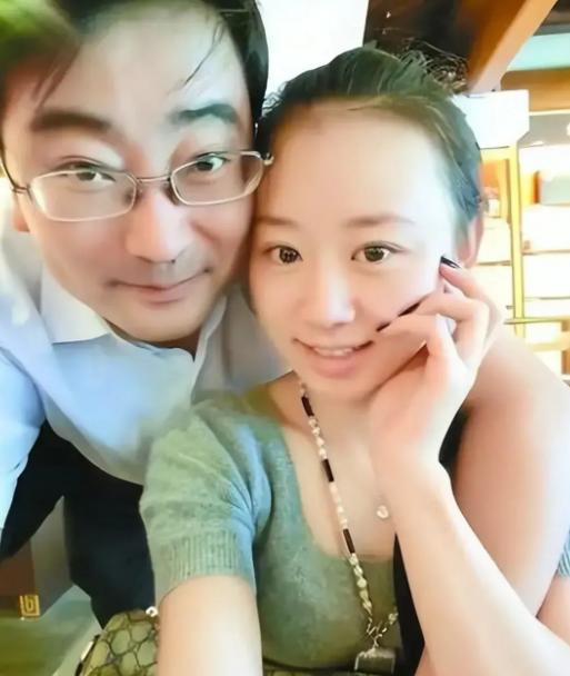 2013年，前电视台主持人纪英男实名举报国家档案局原副司长范悦，称其隐瞒已婚事实