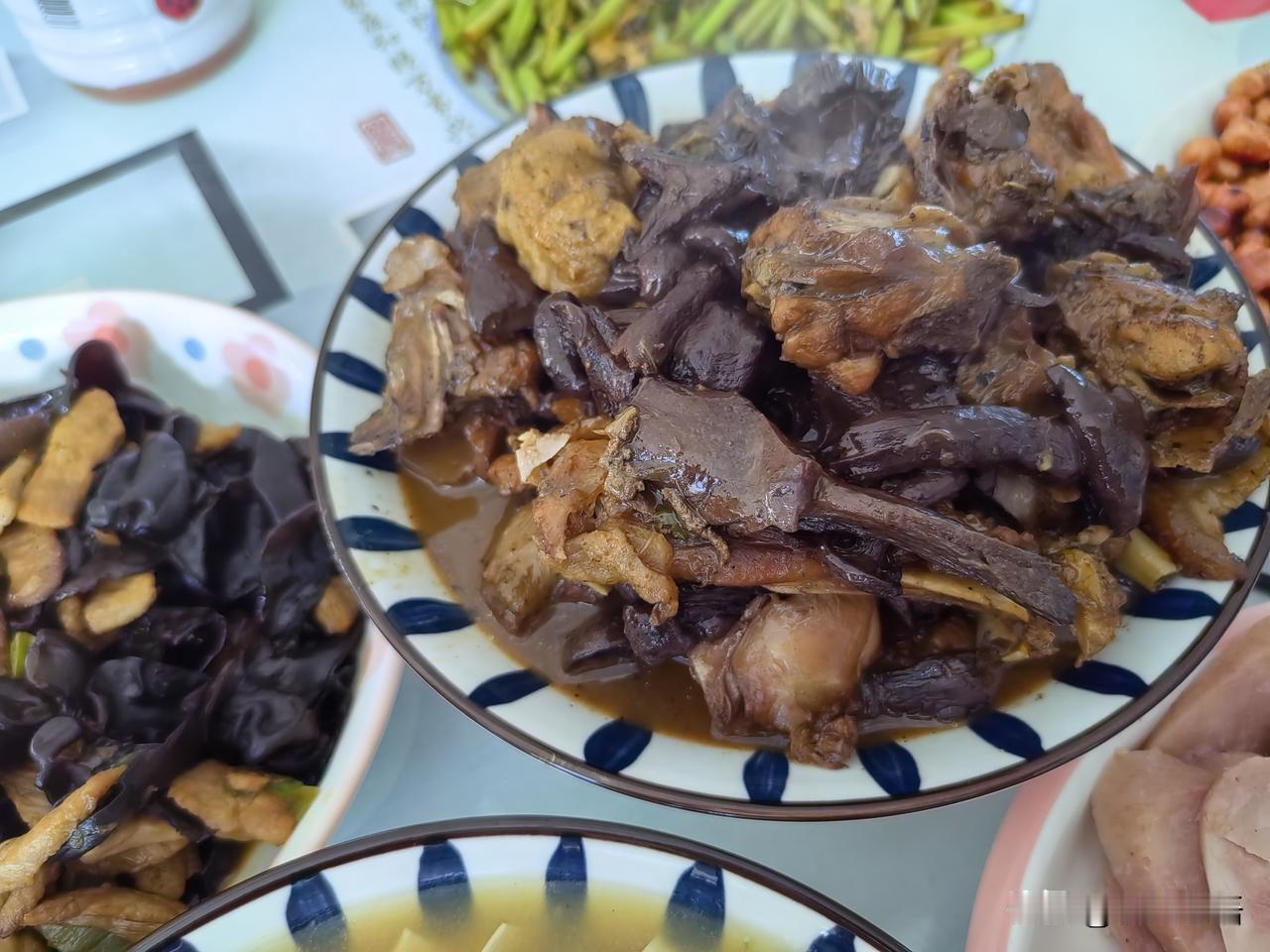 一大早上，就听到了敲门声，会是谁呢？开门一看是顺丰快递的小哥儿，给我们送来