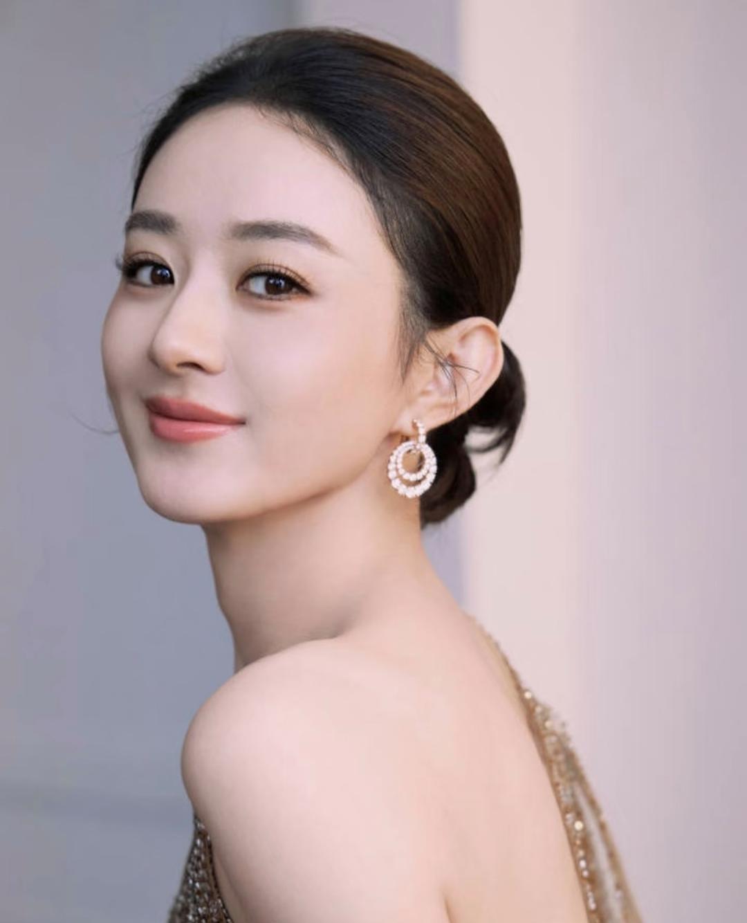 1.赵丽颖的腰伤是早年拍戏缺少威亚防护落下的旧疾。这段时间她在家休养调理身体，
