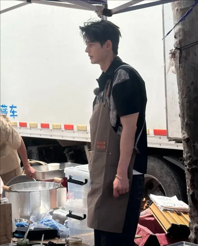 我有一个朋友说她去赶集的时候，居然真的遇到了郭品超，而是她发现郭品超根本不像