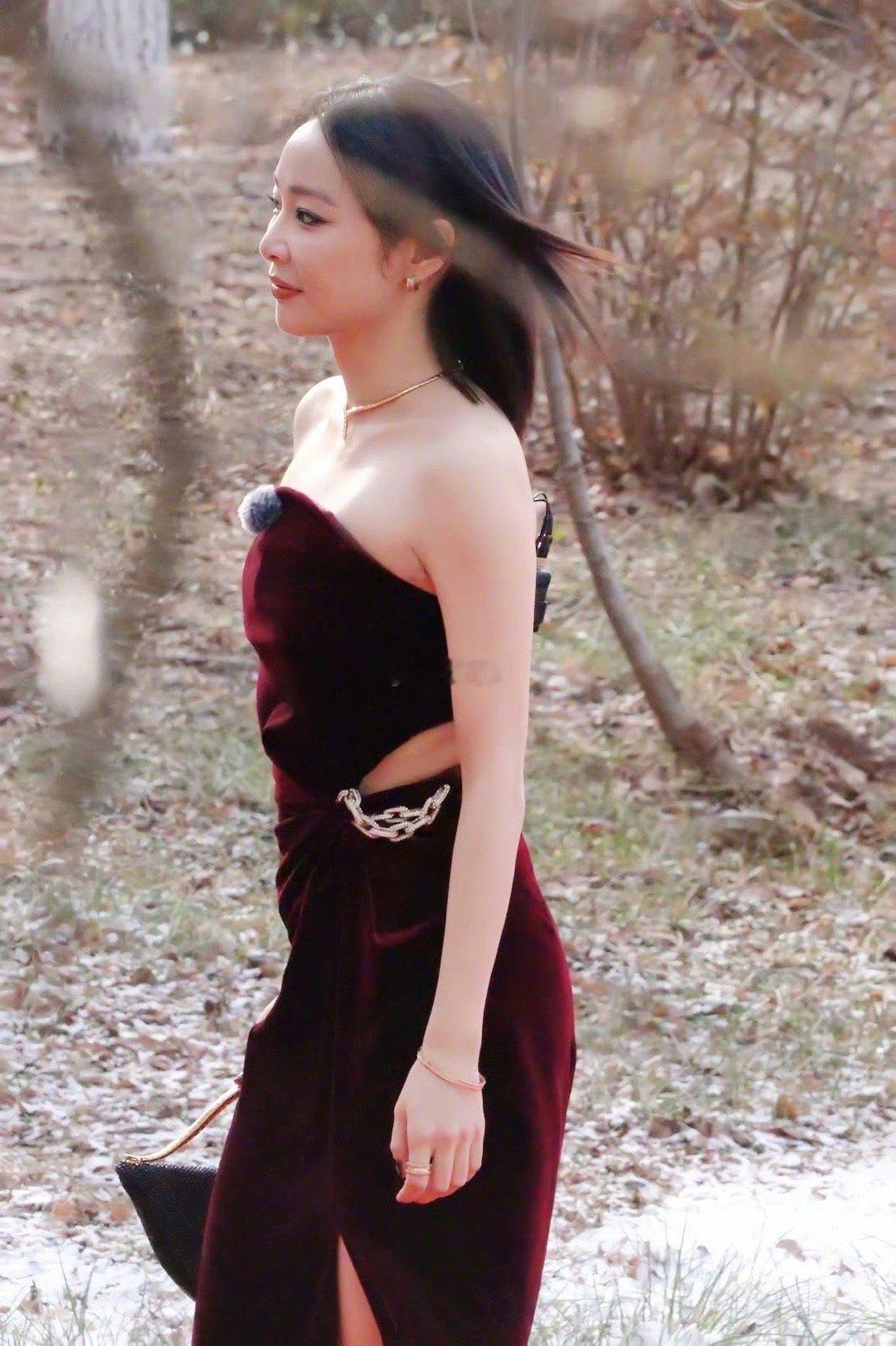 高叶美丽冻人具象化周五晚高疯优雅不是没有寒意，而是在寒意中依然舒展。每一寸被镜