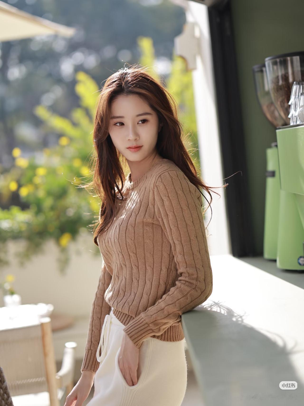 绿窗人似玉，轻纱掩面羞。