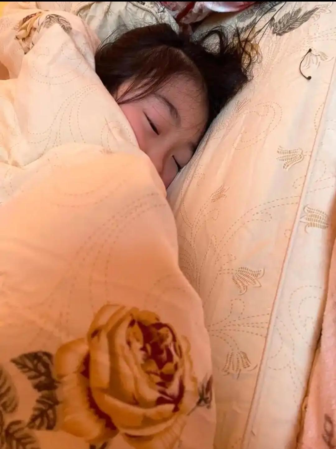 高考结束全网欢庆时，天津一名女孩回到家，没有庆祝没有宣泄，扎扎实实睡了一天一夜。
