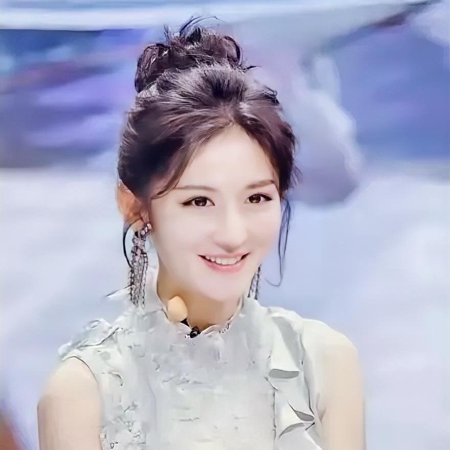 我朋友在电视台工作,她见过谢娜,她悄悄的跟我说,谢娜并不是大家想象的那个样子