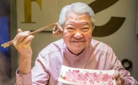 1980年邵逸夫坐在他那办公室里，推过一张整整1亿港币的支票给对面前翘着二郎腿的