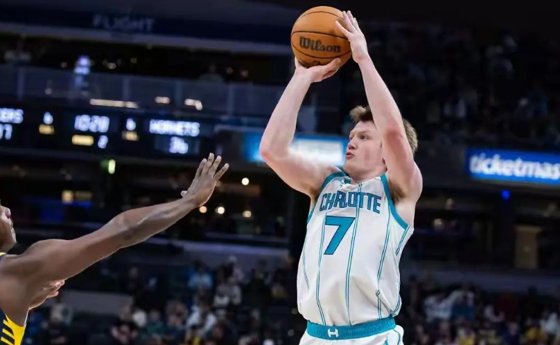 谁能破库里的三分球纪录？只有这两人​目前，库里目前以4,233个三分球位居历史