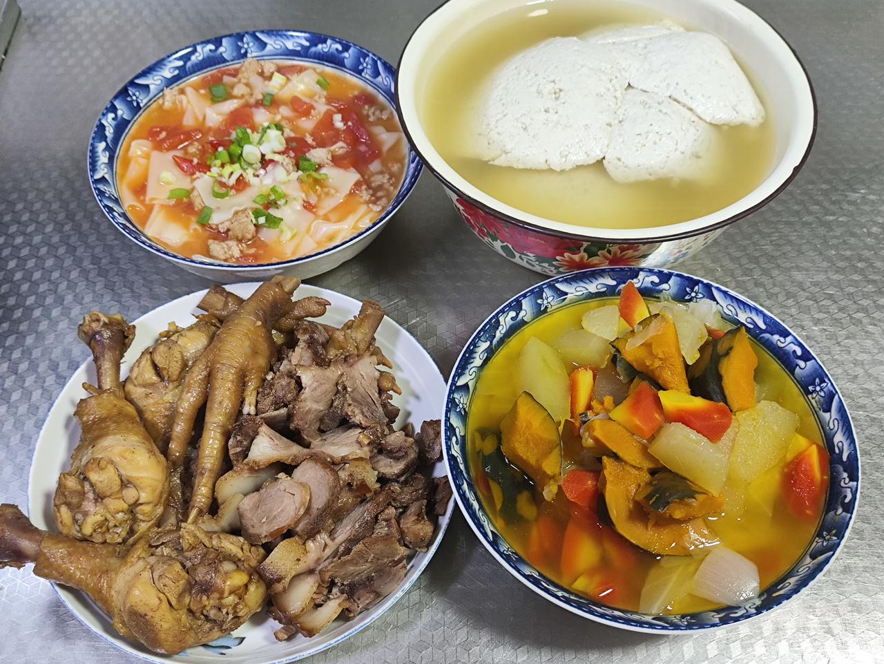 六月十九日的家常午餐分享，荤素搭配堪称完美！卤味是从外面买的卤鸡腿、鸡爪和卤